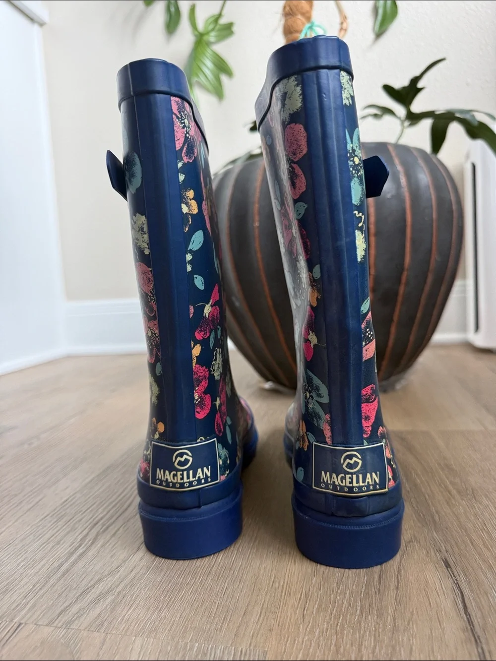 Women’s Size 5 Floral Navy Rain Boots, EUC